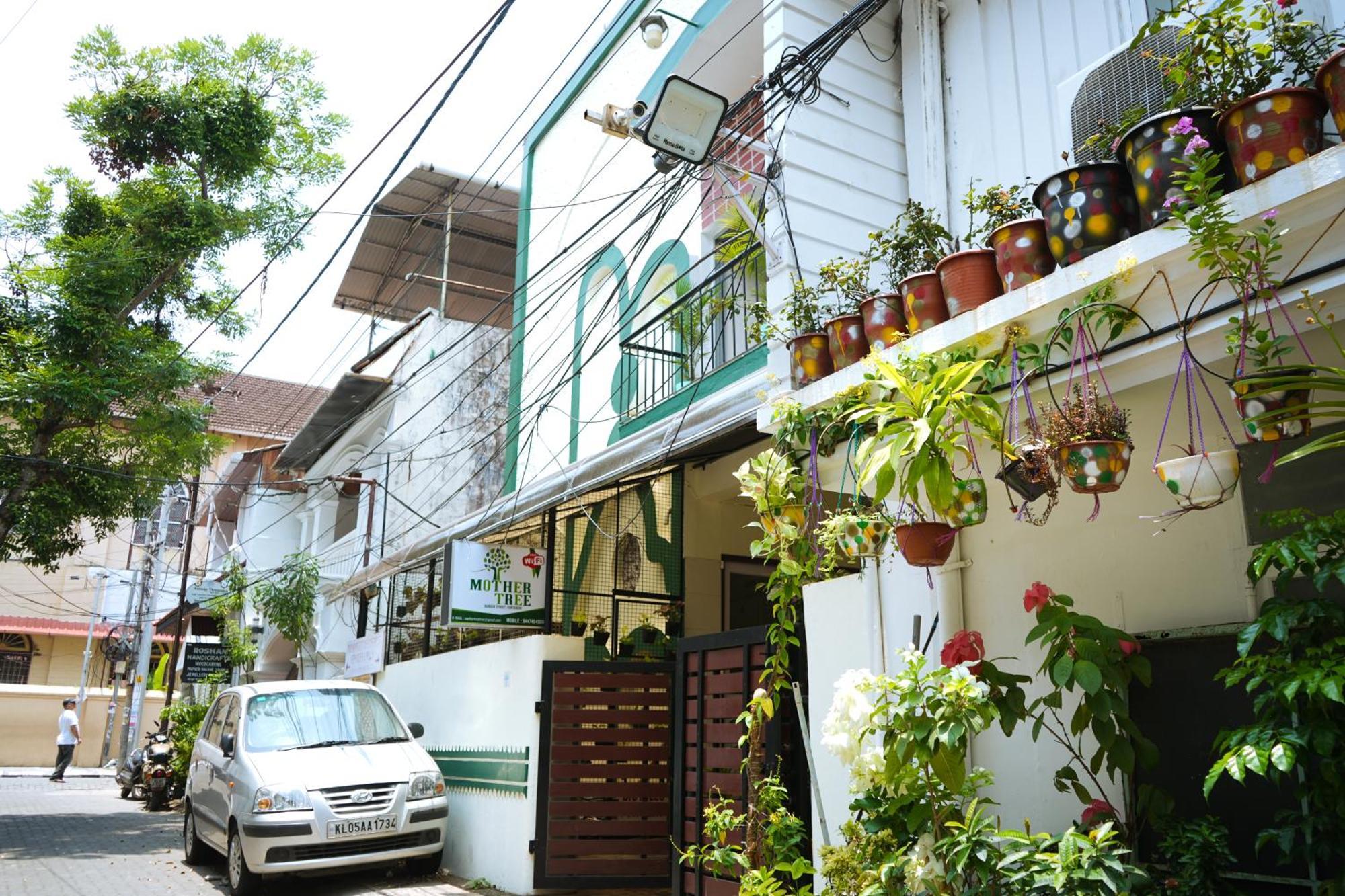 Mother Tree Inn Kochi Buitenkant foto